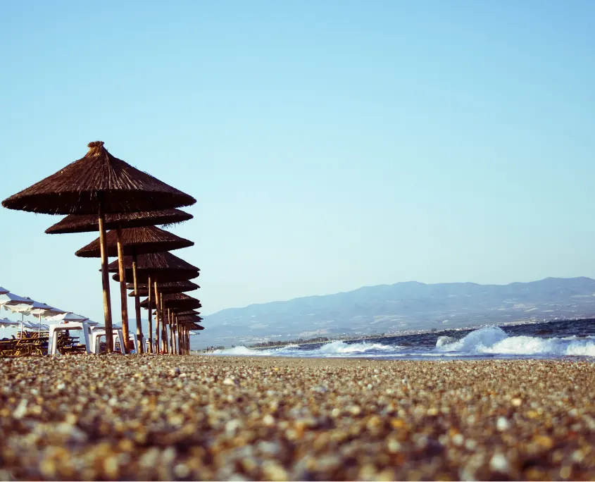 foto de sombrillasalineadas en una playa quiropráctico Badalona