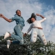 foto de 2 mujeres jóvenes saltando