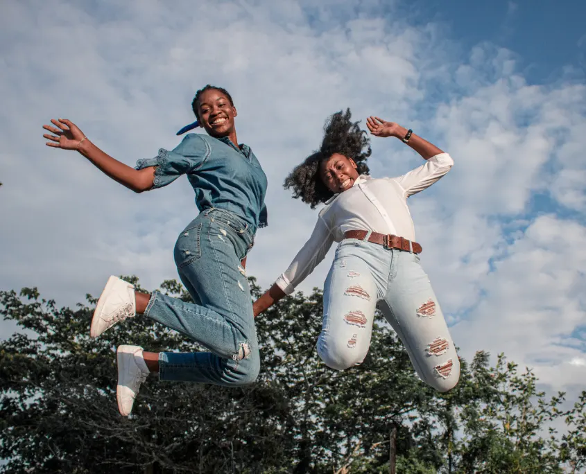 foto de 2 mujeres jóvenes saltando