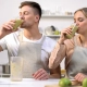 Pareja bebiendo un batido verde recien hecho Quiropráctica Badalona