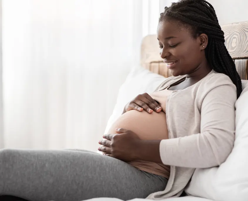 imagende mujer embarazada tocándose la barriga