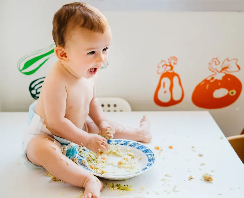 foto bebé comiendo quiropráctica Badalona