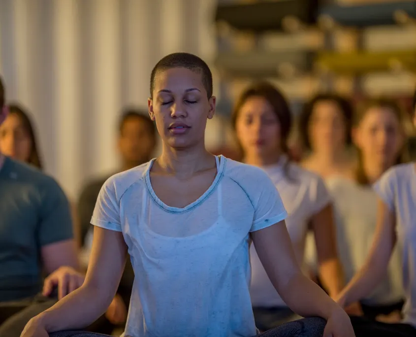 imagen de mujer meditando