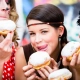 Jóvenes comiendo pasteles hablemos sobre glucosa quiropráctica Badalona